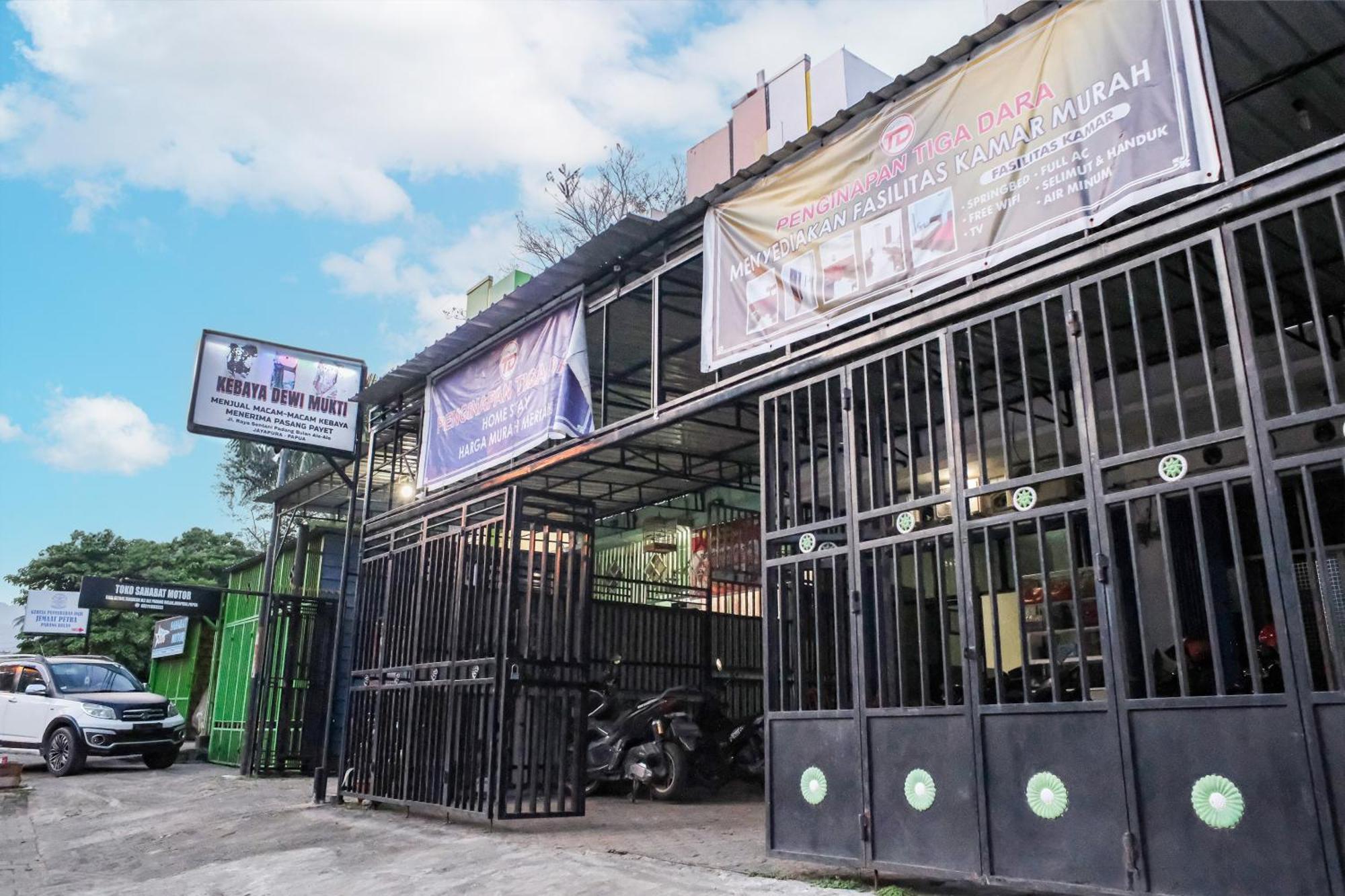 Oyo 93117 Penginapan Tiga Dara Jayapura Extérieur photo